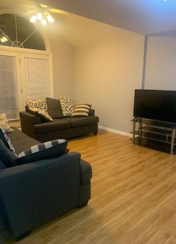 Entire top floor huge 1 bedroom apt private entry!