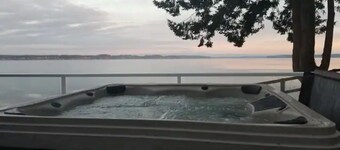Five Peaks Cottage Beach HotTub Kayaks Treehouse