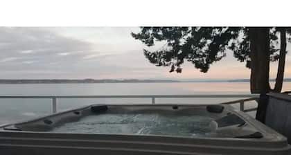 Five Peaks Cottage Beach HotTub Kayaks Treehouse