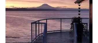 Five Peaks Cottage Beach HotTub Kayaks Treehouse