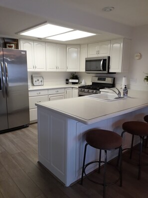 Frigorifero, microonde, forno, piano cottura