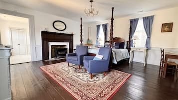 Phòng có thiết kế đặc trưng | Bộ đồ giường cao cấp, nệm có lớp đệm bông, trang trí khác biệt