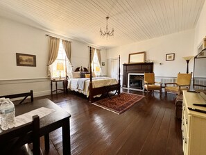 Miss Agnes Suite | Premium bedding, pillow-top beds, individually decorated - The Sunnyside Sisters Bed and Breakfast (Clarksville)