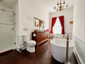 Habitación superior | Baño | Tina y regadera independientes, tina profunda, regadera tipo lluvia