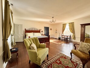 Miss Emily Suite | Premium bedding, pillowtop beds, individually decorated - The Sunnyside Sisters Bed and Breakfast (Clarksville)