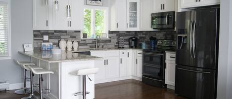 Refrigerador, microondas, horno y parrilla de estufa