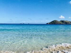 在海灘附近、沙灘巾