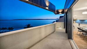 A balcony with a view of the sea at dusk. - Luxury Villa Imperio with Pool (Kaštel Gomilica)