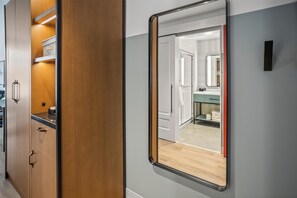 Designer toiletartikelen, een haardroger, handdoeken, zeep