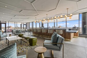 2 bars/lounges