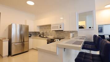 Fridge, microwave, oven, stovetop