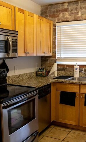 ثلاجة، ميكروويف، فرن، موقد طهي مسطح