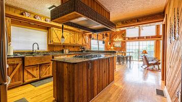 Kabin Keluarga, 6 kamar tidur, hot tub, pemandangan gunung | Dapur pribadi