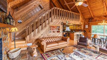 Kabin Keluarga, 6 kamar tidur, hot tub, pemandangan gunung | Area keluarga | Televisi LED 52-inci dengan saluran TV digital, Netflix, dan pemutar DVD