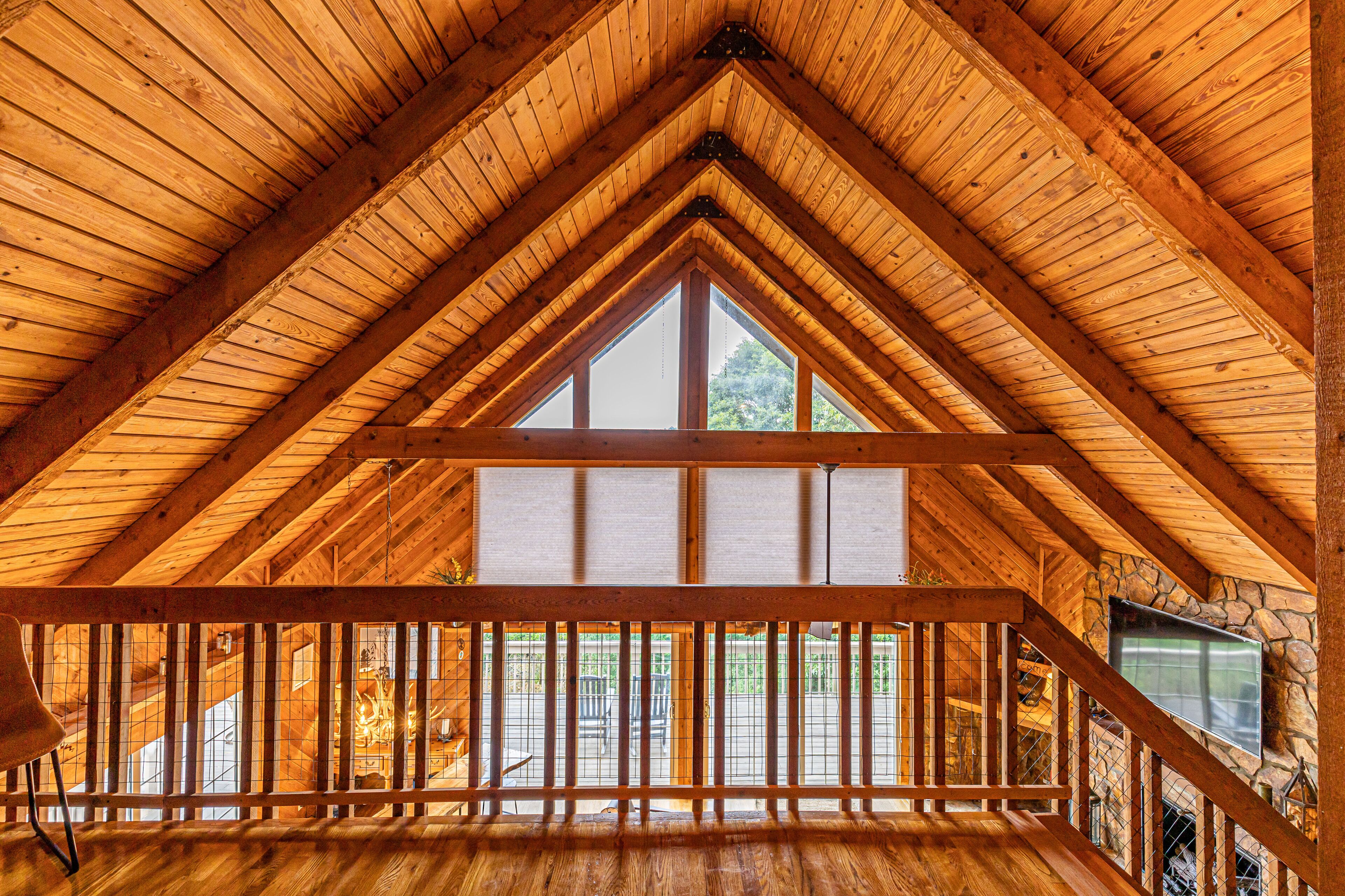 Cabin dành cho gia đình, 6 phòng ngủ, bồn tắm nước nóng, quang cảnh núi | Khu phòng khách | TV LED 52-inch có truyền hình kỹ thuật số, Netflix, đầu đĩa DVD 