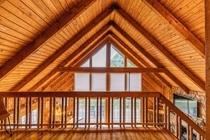 Cabaña familiar, 6 habitaciones, bañera de hidromasaje, vistas a la montaña | Zona de estar | Televisión LED de 52 pulgadas con canales digitales, Netflix