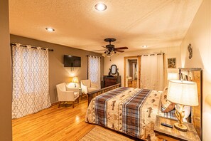 Chalet rustique familial, 6 chambres, baignoire à remous, vue sur la montagne | Lit avec matelas en mousse à mémoire, fer et planche à repasser