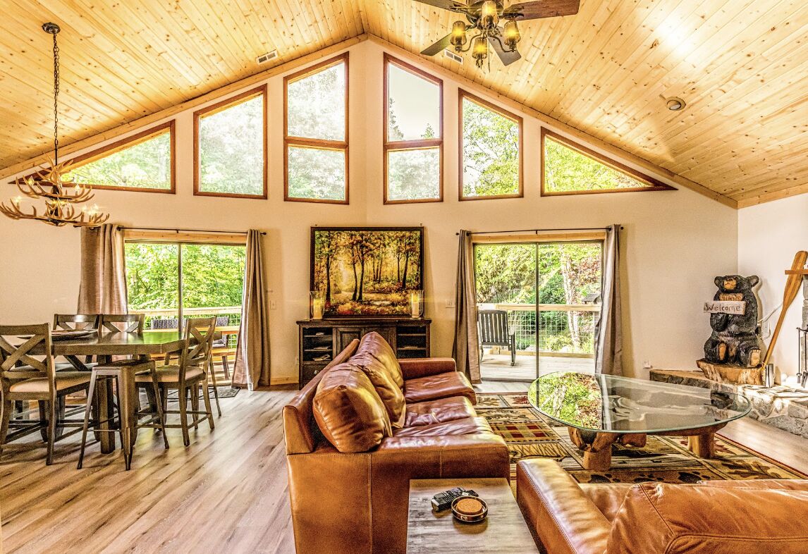 Cabin dành cho gia đình, 4 phòng ngủ, bồn tắm nước nóng, quang cảnh núi | Khu phòng khách | TV LED 52-inch có truyền hình kỹ thuật số, Netflix, đầu đĩa DVD 