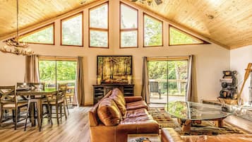 Cabin dành cho gia đình, 4 phòng ngủ, bồn tắm nước nóng, quang cảnh núi | Khu phòng khách | TV LED 52-inch có truyền hình kỹ thuật số, Netflix, đầu đĩa DVD