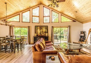 Cabaña familiar, 4 habitaciones, bañera de hidromasaje, vistas a la montaña | Zona de estar | Televisión LED de 52 pulgadas con canales digitales, Netflix