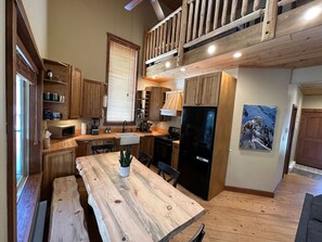 Fridge, microwave, oven, stovetop - Apex Mountain ~ Winterfell ~ The Best Indoor and Outdoor Experience (Keremeos)