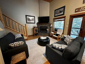 TV, fireplace - Apex Mountain ~ Winterfell ~ The Best Indoor and Outdoor Experience (Keremeos)