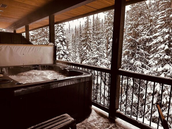 Outdoor spa tub - Apex Mountain ~ Winterfell ~ The Best Indoor and Outdoor Experience (Keremeos)