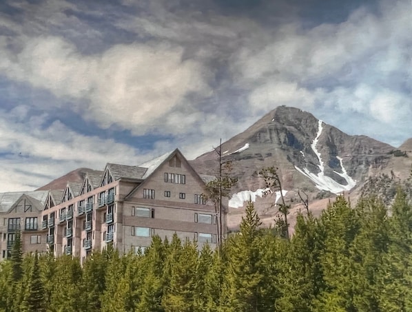 Guests may enjoy scenic views of the surrounding mountains from the hotel's balconies and large windows.