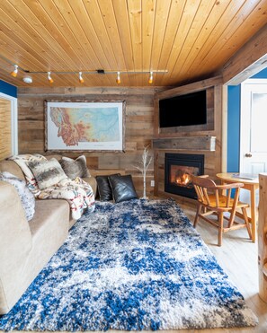 تلفزيون ذكي، مدفأة، كُتُب