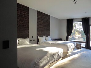 Decoración personalizada, muebles diferentes, wifi y ropa de cama 