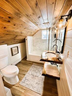 Combined shower/bathtub, hair dryer, towels, soap