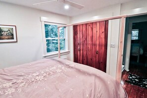 3 bedrooms, desk, iron/ironing board, WiFi