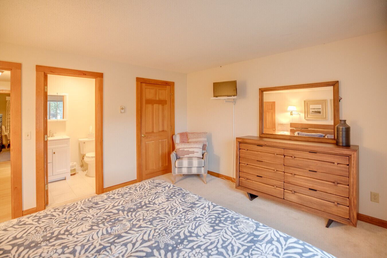 Desk, WiFi, bed sheets