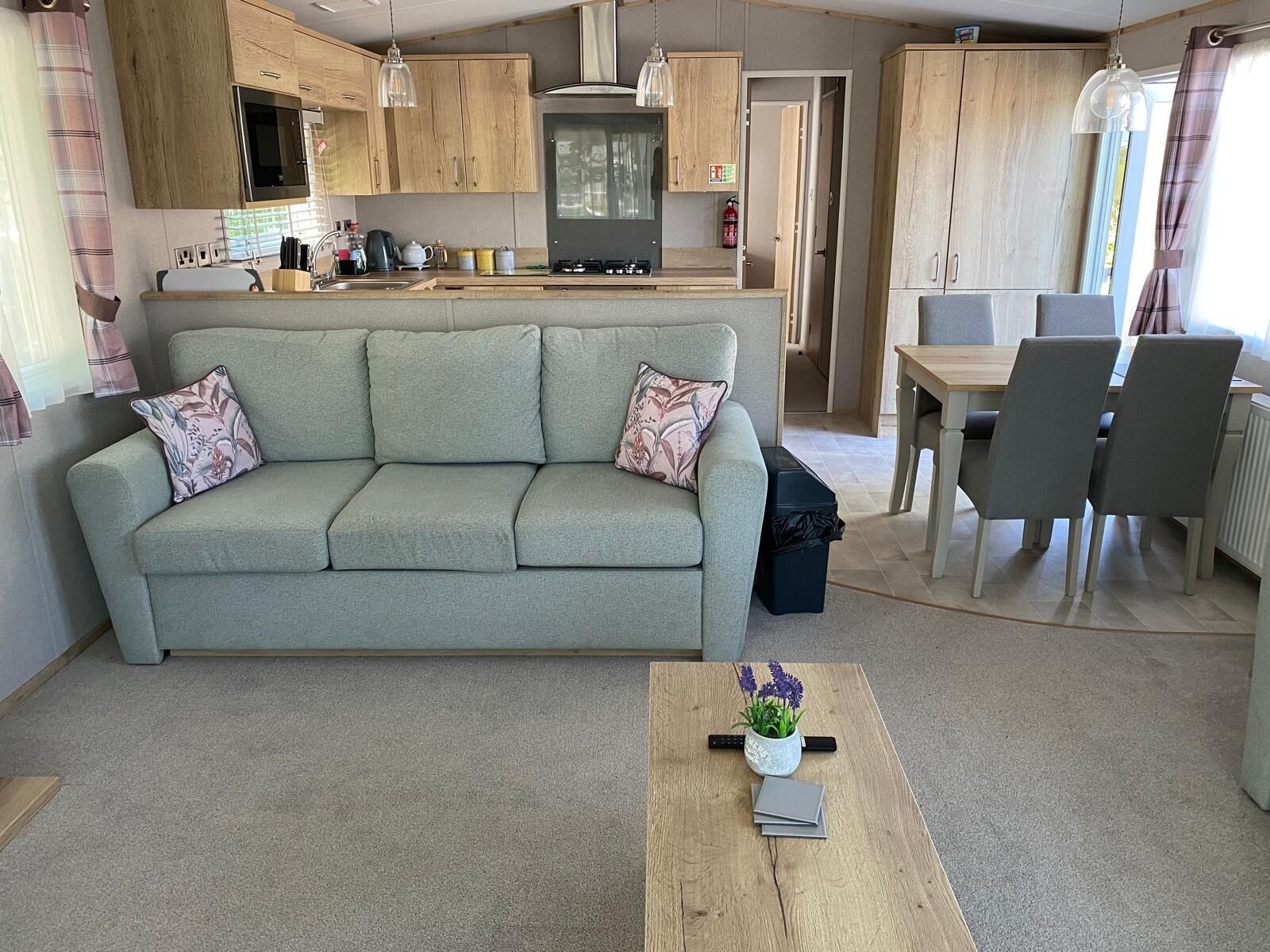 Una Smart TV, una chimenea, libros