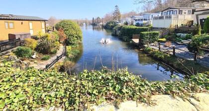 Coghurst Hall Holiday Home Sleeps 6, 2 bedrooms