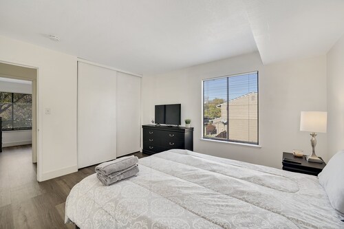 Cozy Remodeled Home close to main freeways and marina!