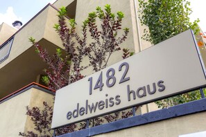 A sign with the number 1482 and the name 'edelweiss haus'. - Moose Mgmt at Edelweiss Haus A102: Outdoor Patio-Pool-Free Parking (Park City)