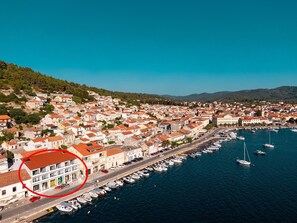 Marina - Apartments & Rooms Fisherman's Luck - One-Bedroom Apartment with Terrace and Sea View (Vela Luka)