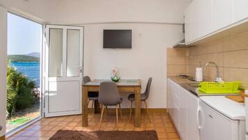 Kühlschrank, Mikrowelle, Herdplatte, Toaster