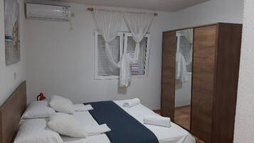 1 bedroom, free internet, bed sheets