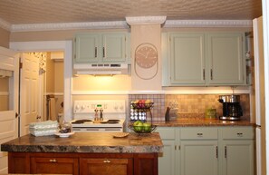 Kjøleskap, mikrobølgeovn, ovn og kokeplater