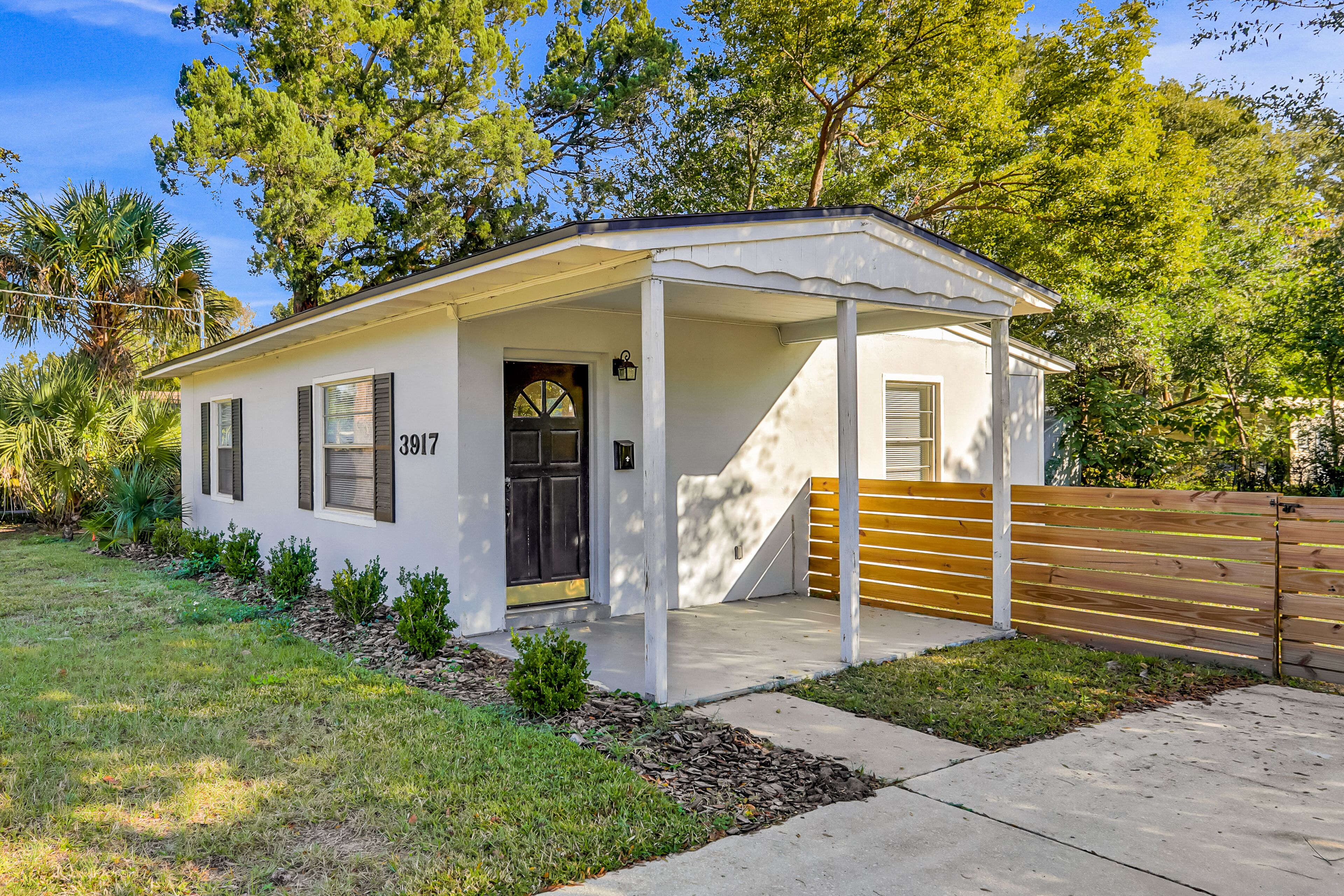 Dog-friendly house with a large backyard, washer/dryer, & central AC