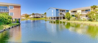 Lovely condo with private beach access - pool, private balcony & W/D