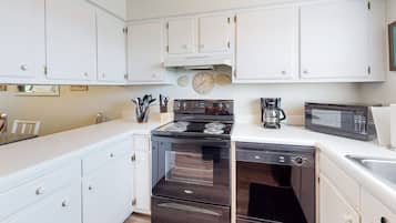 Frigorifero, microonde, forno, piano cottura