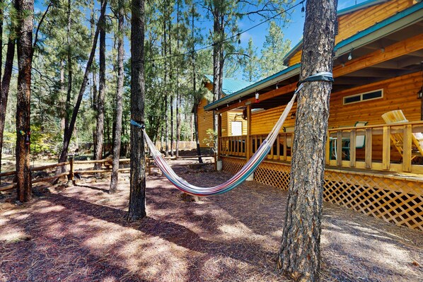 Terrace/patio - Tranquil forest cabin with private hot tub, firepit, play area, enclosed yard (Pinetop)