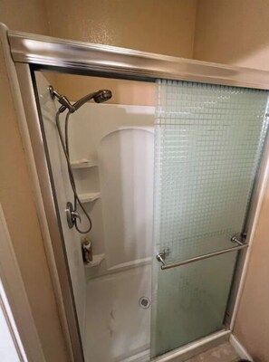 Combined shower/tub - Luxurious 4-bedroom home with patio (Turlock)