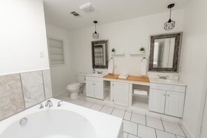 Badewanne, Handtücher, Seife, Shampoo