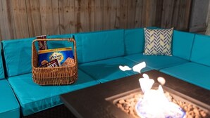 Ein türkisfarbenes Sofa mit einem Korbwannen-Korb, der Snacks enthält, und einem Kamin vor sich.