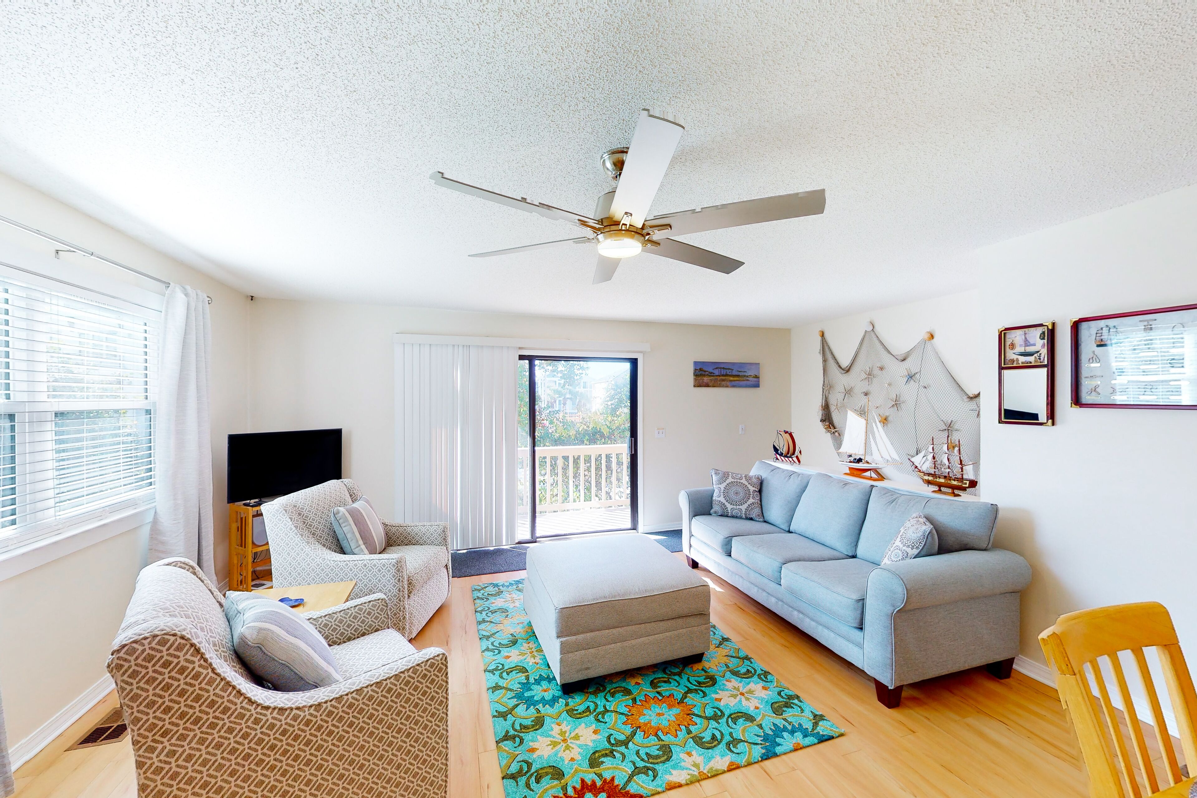 End-row townhome with private balcony, AC & washer/dryer - walk to beach