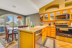 Fridge, microwave, oven, stovetop - Dog-friendly home with pool, firepit, fast WiFi, central AC, & washer/dryer (Goodyear)